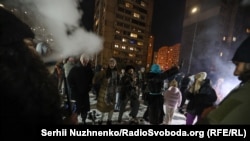 Мешканці одного з житлових комплексів в Києві влаштували пікнік у дворі багатоповерхівки через відключення електроенергії і опалення внаслідок російських обстрілів. Київ, 18 січня 2026 року