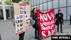 Profesori Univerziteta u Novom Sadu okupljanjem ispred zgrade Rektorata zahtevaju ostavku rektora Dejana Madića, 26. oktobar 2026.