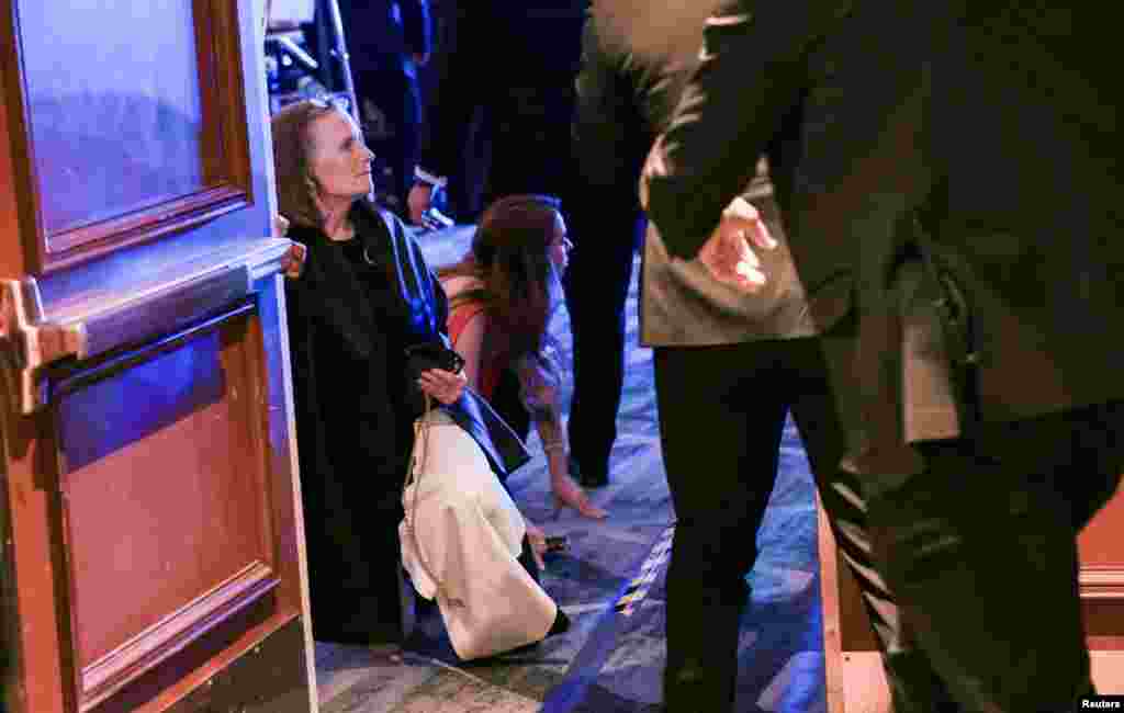 Reakcija gostiju na večeri nakon što su odjeknuli pucnji.