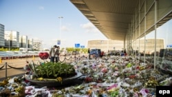 Место поминовения погибших в крушении малайзийского лайнера под Донецком (около аэропорта под Амстердамом)