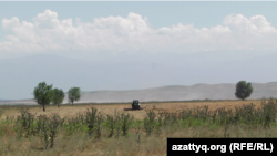 Техника, вспахивающая землю близ села Жайсан. Алматинская область, 26 июня 2017 года.