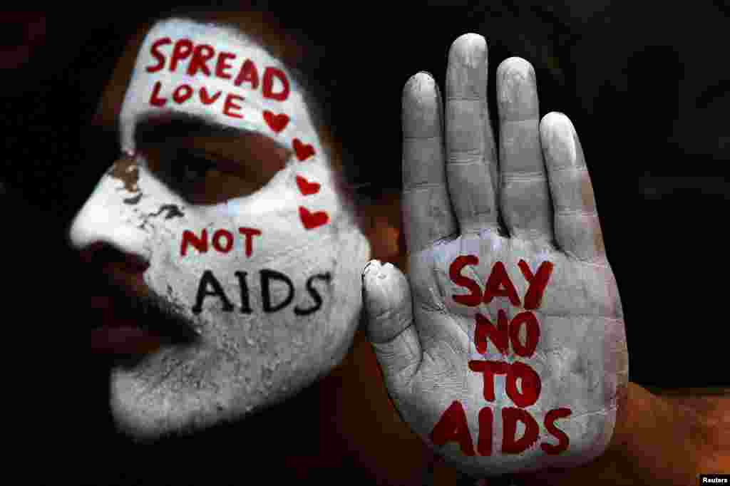 ИНДИЈА - Ширете љубов, а не СИДА, пишува на обоеното лице на еден од учесниците во големата парада во Кандигар. 1 декември, Светскиот ден на борбата против сидата беше одбележан низ целиот свет.