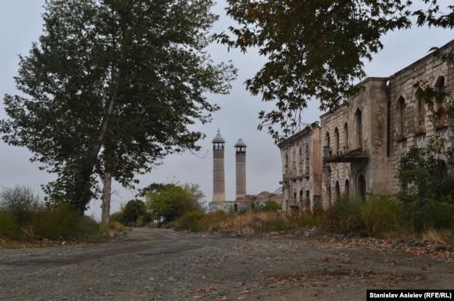 Одна з центральних вулиць Агдаму, що веде до мечеті