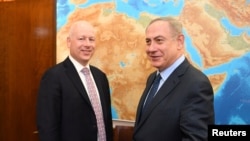 Помощник президента США по национальной безопасности Джейсон Гринблатт (слева) и премьер-министр Израиля Биньямин Нетаньяху. Иерусалим, 13 марта 2017 года. 