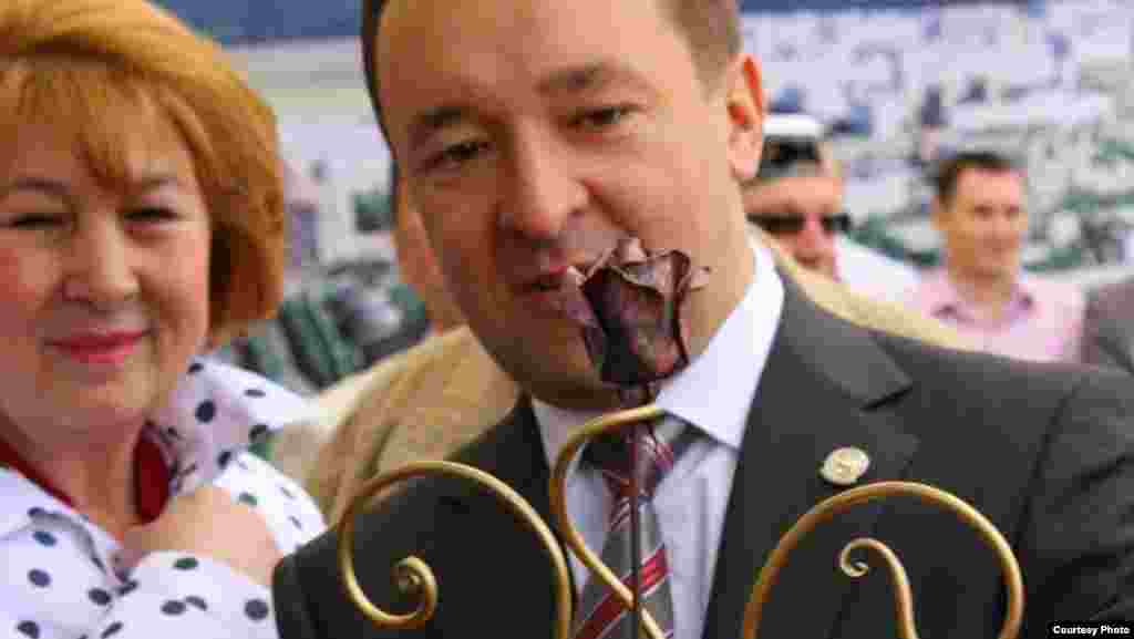 Популяр тимерче Алмаз Фатыйхов-Казаковның иҗат җимешләре Татарстан хөкүмәте башлыгы Илдар Халиков кулында