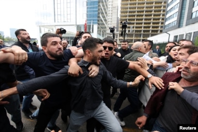 Mbshtetësit e Kemal Kilicdaroglu, ish-kreut të CHP-së, përleshen me mbështetësit e krytarit të shkarkuar, Ozgur Ozel. Ankara, 24 maj 2026.