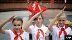 Дівчатка, одягнуті, як радянські піонерки, беруть участь у мітингу в Сімферополі, Крим, 22 червня 2015 року