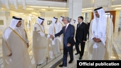 Qatar - Armenian President Serzh Sarkisian shakes hands with Qatari officials during an official visit to Doha, 15May2017.