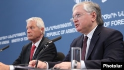Armenia - Foreign Minister Edward Nalbandian (R) at a news conference with the secretary general of the Council of Europe, Thorbjørn Jagland, in Yerevan, 17Apr2013.