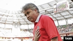 Главному тренеру сборной России по футболу Гуусу Хиддинку пора менять оранжевую футболку на красную - а вдруг поможет?