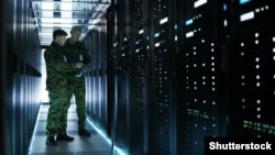 Dy ushtarakë duke punuar në një qendër të të dhënave. Fotografi ilustruese. 