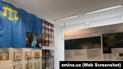 Фото з виставки в Берліні у Музеї Берлінської стіни на Чекпойнт Чарлі (Mauermuseum am Checkpoint Charlie) «Дорослішання в очікуванні батька»