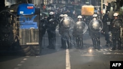 Поліцейські стоять поруч із тракторами біля Європейського парламенту під час протесту фермерів у Брюсселі, 18 грудня 2025 року