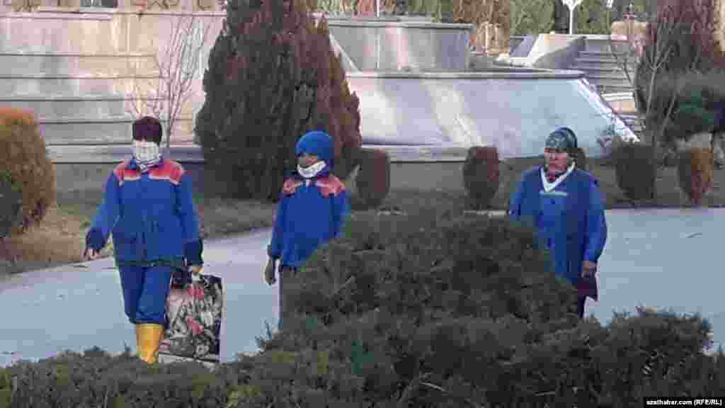 Сотрудники коммунальных служб Ашхабада 