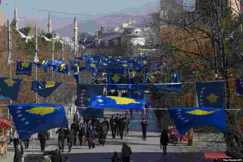 КОСОВО - Американскиот амбасадор во Косово Филип Коснет изјави дека Косово е држава и оти така ќе остане. Тој, како што јавуваат косовските медиуми, при посетата на Митровица изјави дека САД силно го поддржуваат постојниот процес на дијалог под водство на Европската унија кој има за цел сеопфатна спогодба меѓу Косово и Србија. Амабасадорот Коснет изрази очекување дека ќе бидат укинати таксите за увоз на стоки од Србија на Косово.