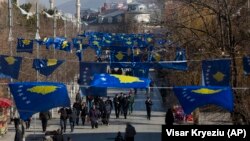 Kosovske zastave ukrašavaju glavnu ulicu Prištine na 12. godišnjicu nezavisnosti Kosova, 17. februar 2020.