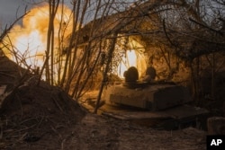 Українська артилерія веде вогонь по позиціях російських військ у Донецькій області. 16 лютого 2024 року