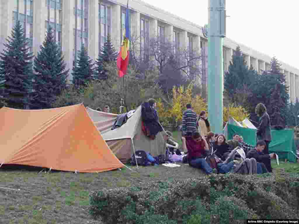 29 martie 2002, corturi instalate în faţa guvernului