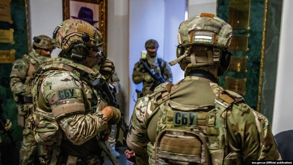 У Дніпропетровській області СБУ викрила чотирьох чоловіків, які шукали у соцмережах рахунки для збору грошей на потреби військових, а потім через шахрайську схему привласнювали їх