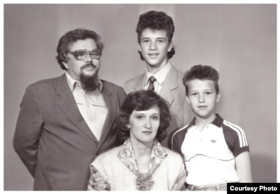 Мари Элден келген жалаңаш әйелдер