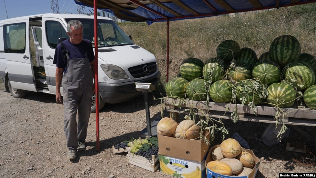 Ilvi Jupa pranë tezgës ku shet bostan dhe prodhime të tjera bujqësore.