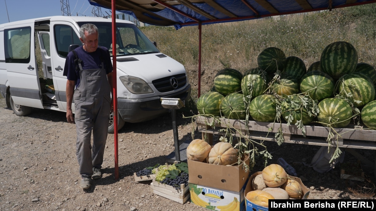 Ilvi Jupa pranë tezgës ku shet bostan dhe prodhime të tjera bujqësore.