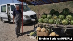 Ilvi Jupa pranë tezgës ku shet bostan dhe prodhime të tjera bujqësore.