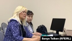 Гражданская активистка Санавар Закирова (слева) и правозащитник Маржан Аспандиярова в зале судебного заседания. Нур-Султан, 19 июня 2019 года.