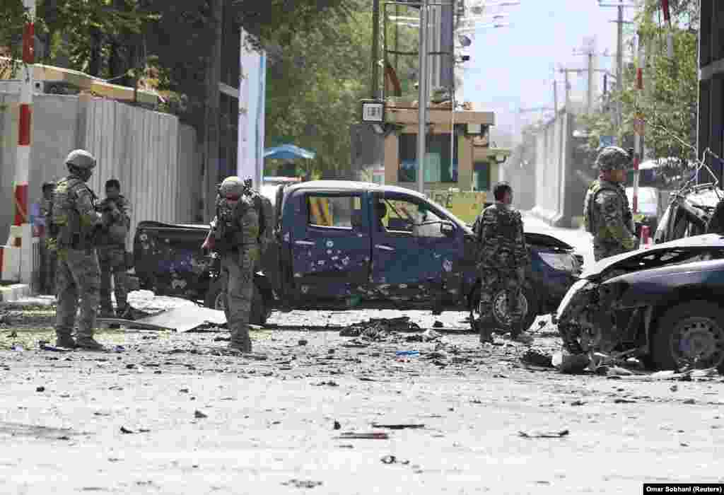 АВГАНИСТАН - Во експлозија на автомобил-бомба во центарот на Кабул, Авганистан, загинале најмалку 12, а 42 се повредени, пренесоа новинските агенции. Експлозијата се случила во реонот Шаш Дарак, во Зелената зона, каде се наоѓа и авганистанската разузнавачка служба Национална дирекција за безбедност. Одговорноста за нападот ја презедоа талибанците.