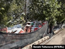 Дене тарбия жана спорт академиясынын жанындагы курулуш материалдары