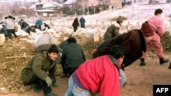 Sarajlije prilikom jednog od napada srpskih snaga, 1992.