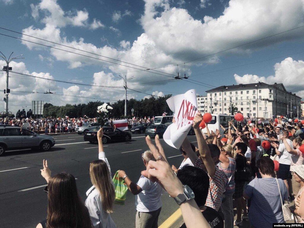 Hunderte von Menschen mit Blumen, Luftballons und weiß-rot-weißen Flaggen marschierten zum Siegesplatz in Minsk