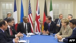 Francois Hollande, Petro Poroșenko, Barack Obama, David Cameron, și Matteo Renzi discută situația din Ucraina în timpul summitului NATO, Celtic Manor, Newport, Țara Galilor, 4 septembrie 2014.