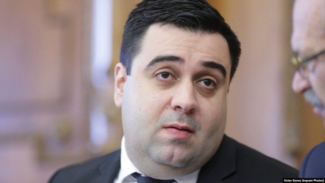 Ministrul PSD al Transporturilor, Răzvan Cuc, acuzat că a cerut ca în ziua moțiunii avioanele de pe cursele intene să stea la sol, pentru ca parlamentarii opoziției să nu ajungă la vot