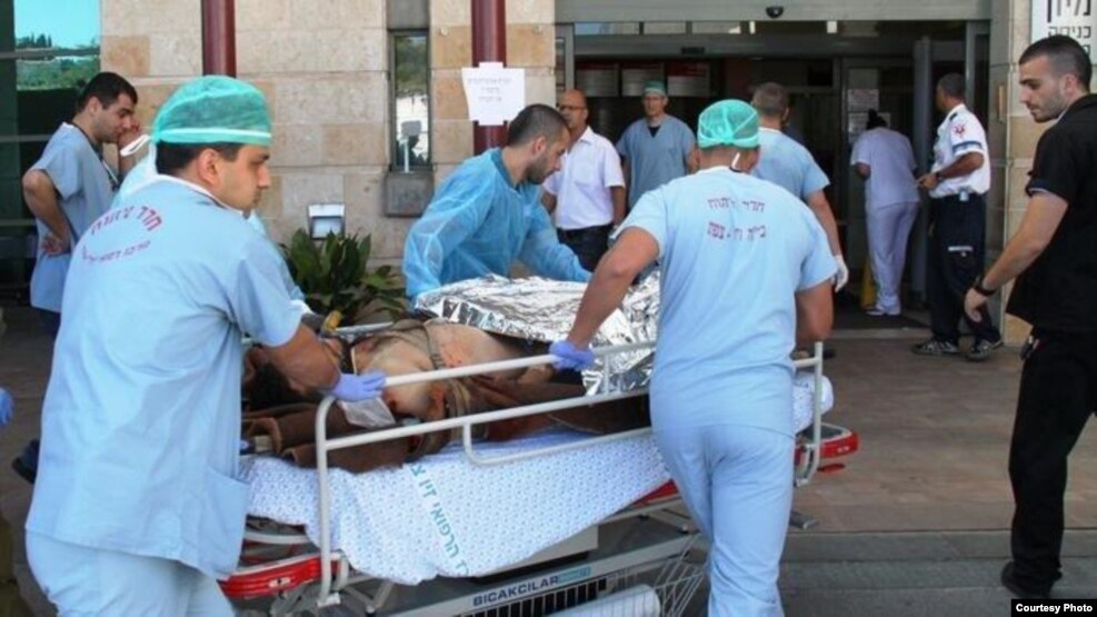Нуждающегося в медицинской помощи сирийца завозят в приемное отделение израильской больницы "Зив" в Цфате
