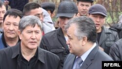Алмазбек Атамбаев менен Өмүрбек Текебаев оппозициянын элдик курултайында, 17-март, 2010. 