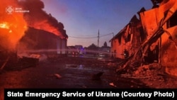 Ресей дрондарының шабуылына ұшыраған жердегі өртті сөндіріп жатқан адамдар. Киев облысы, Украина, 6 шілде, 2025 жыл.