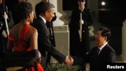 Президент США Барак Обама с супругой Мишель приветствуют председателя КНР Ху Цзиньтао в Белом доме