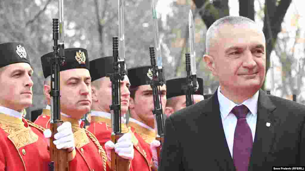 АЛБАНИЈА - Албанскиот претседател Илир Мета повика на пристапување кон граѓанските движења, што се формираат низ целата земја за да се создаде обединет фронт за возобновување на демократијата преку слободни и фер избори, јави МИА од Тирана.