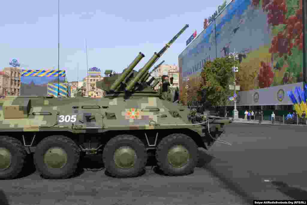 Әскери парадқа ондаған әскери техника қатысты. Киев, 24 тамыз 2014 жыл.