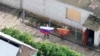 Кадър от видео, публикувано от руското министерство на отбраната, за което се твърди, че показва руски войници, които развяват знамена в село Запоризке в Днипропетровската област. 25 август 2025 г.