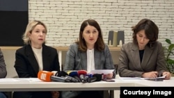 ნინო ლომჯარია (მარცხნივ), ლონდა თოლორაია (შუაში), ეკა გიგაური