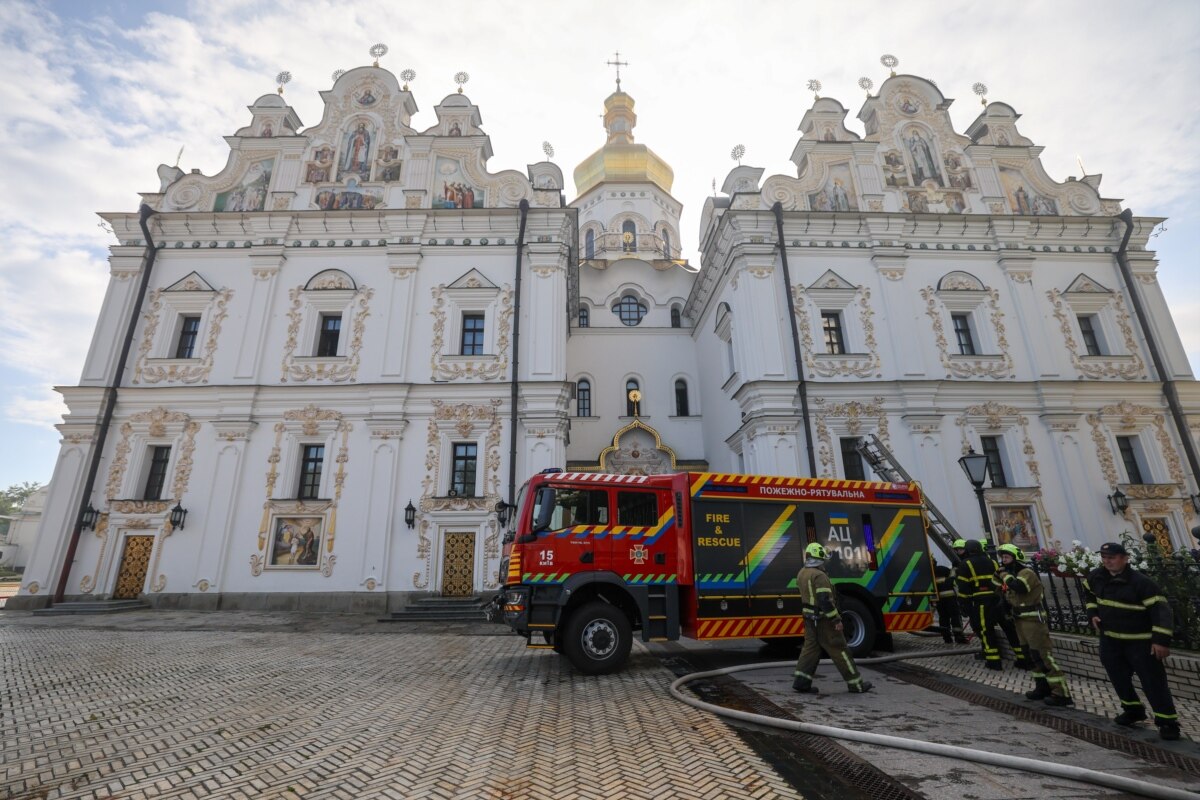 Європейські міністри закордонних справ <a href="https://www.radiosvoboda.org/a/news-lavra-ataka-rf-reaktsii/33780640.html" target="_self" class="wsw__a">засудили</a> російський удар по Києво-Печерській лаврі назвавши його воєнним злочином і доказом того, що Росія не має «жодних «червоних ліній»