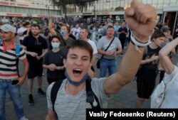 Молоді білоруси на акції протесту проти влади та офіційно оголошених результатів президентських виборів. Мінськ, 10 серпня 2020 року