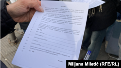 Tekst odluke o vanrednim parlamentarnim izborima koju grđani na poziv studenata u blokadi potpisuju u akciji "Raspiši pobedu"