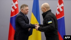 Robert Fico (stânga) și Denis Șmîhal (dreapta), la Ujgorod, 24 ianuarie 2024. Fico a câștigat alegerile din toamna anului trecut cu promisiunea că Slovacia nu va mai trimite în Ucraina „niciun glonț”. 