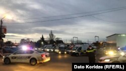 პოლიციას საავტომობილო გზა აქვს გადაკეტილი შსს განსაკუთრებულ დავალებათა დეპარტამენტის III სამმართველოს მიმდებარე ტერიტორიაზე, "ნაციონალური მოძრაობის" ოფისის სიახლოვეს.