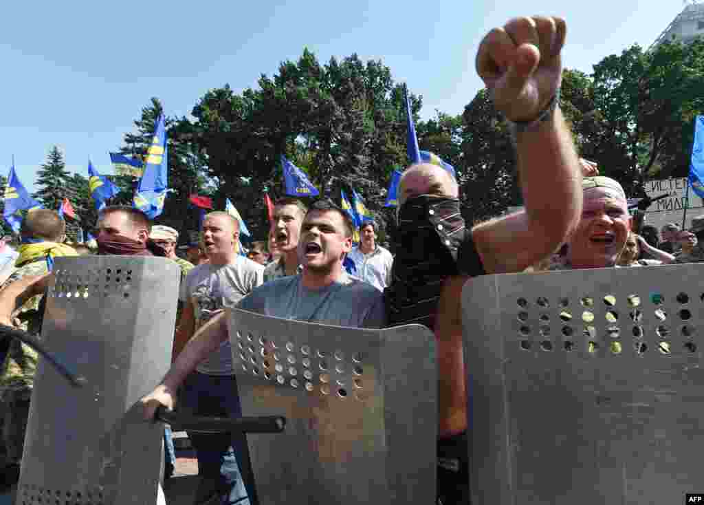 Украинские радикалы и националисты на одной из демонстраций в Киеве, 2015
