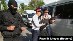 Задержания во время акций протеста 1 мая в Алматы.