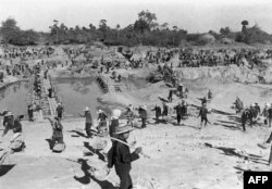 Население городов Камбоджи, выгнанное в поля и леса для строительства "деревенского коммунизма". 1978 год